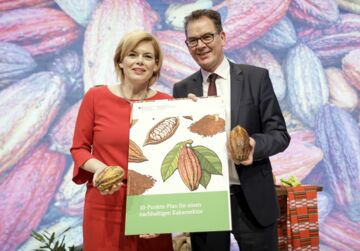 Vorstellung des 10-Punkte-Plans fuer nachhaltigen Kakao: Bundesentwicklungsminister Gerd Mueller mit Bundeslandwirtschaftsministerin Julia Kloeckner auf der Internationalen Gruenen Woche. © Janine Schmitz, GIZ