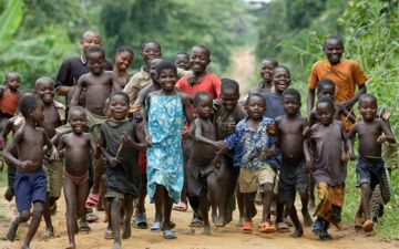 Kongo, Equateur / Kinder aus Ikoko-I-Mpenge, ein Pygmaeen-Dorf im kongolesischen Regenwald.