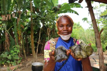 Tsoko Misette gehört zu einer Frauengruppe „Bidi Bi Buala“ (Essen des Dorfes) in der Rebublik Kongo. Sie produzieren einen gesunden und nährstoffreichen Snack, der regional erzeugt und dann an die Schulen verteilt wird. © WFP/Alice Rahm