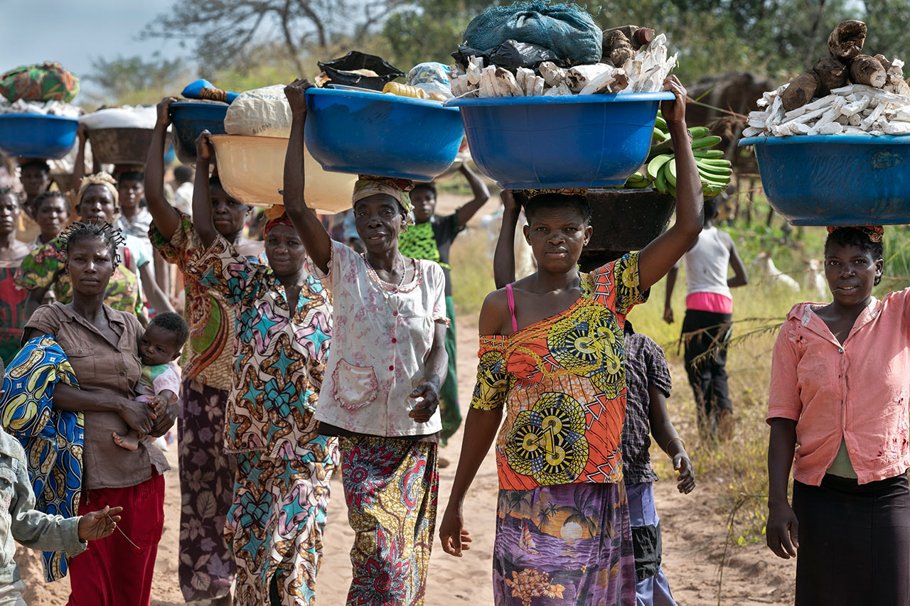Democratic Republic of Congo: Women carry their crops in plastic trays to the market in the next larger village. Photo: Christoph Püschner / Diakonie Katastrophenhilfe